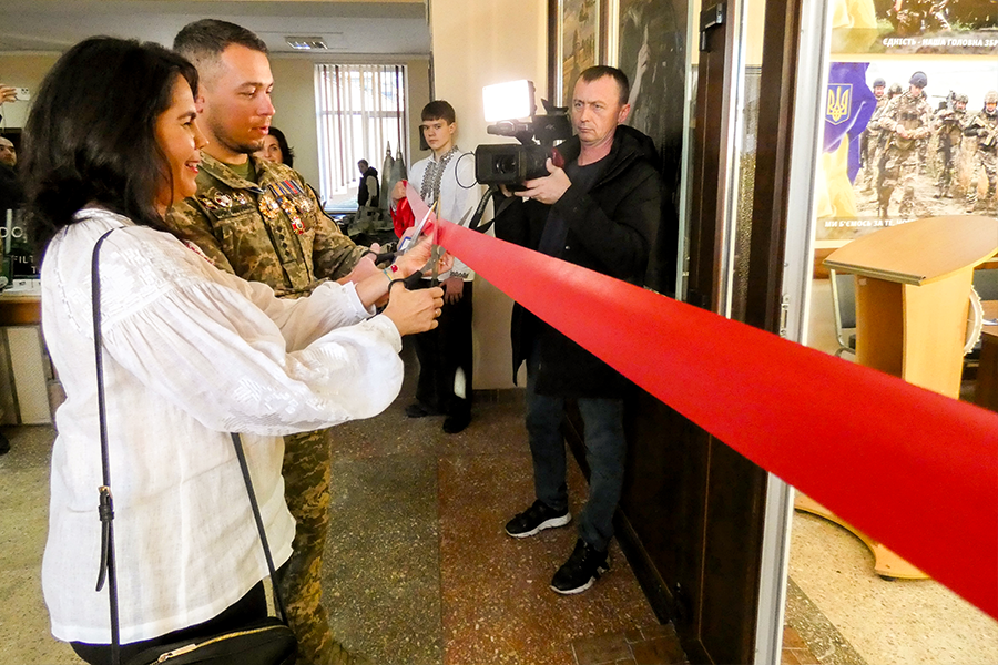 Vilma Fuentes cutting a ceremonial ribbon at a Ukrainian support center for military veterans
