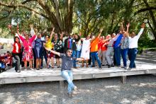 Fun photo with the entire group with outstretched arms 